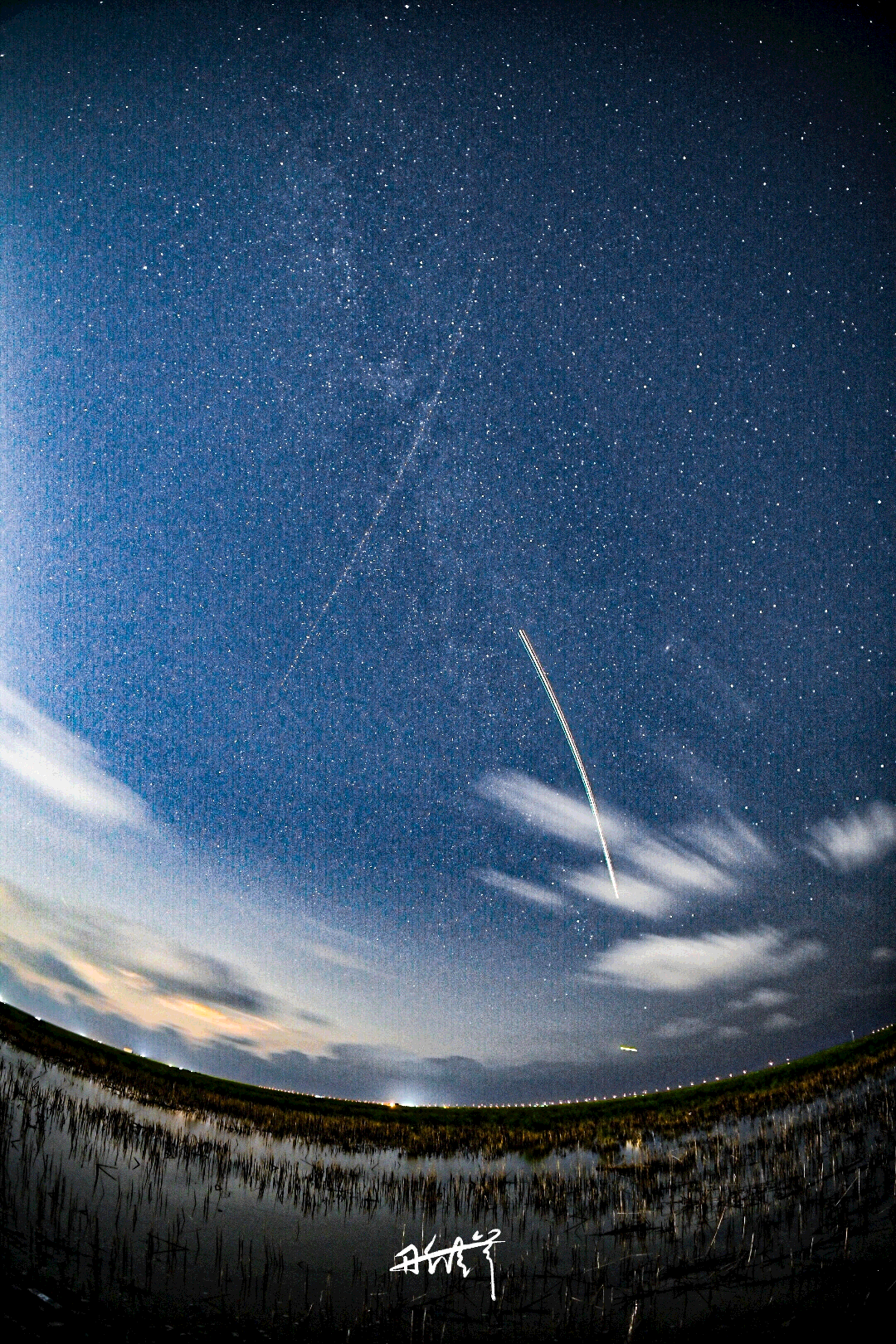 《行色匆匆》:星野第六,飞机轨迹与天河之交叠