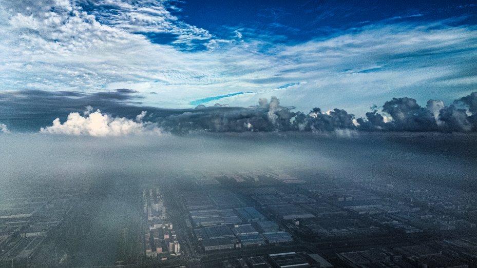 《雾上百尺》:晨雾之上