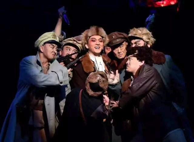 话剧《智取威虎山》剧照:不留胡子的杨子荣与一群胡子土匪